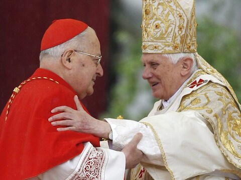 Kardinaal Angelo Sodano (l).
