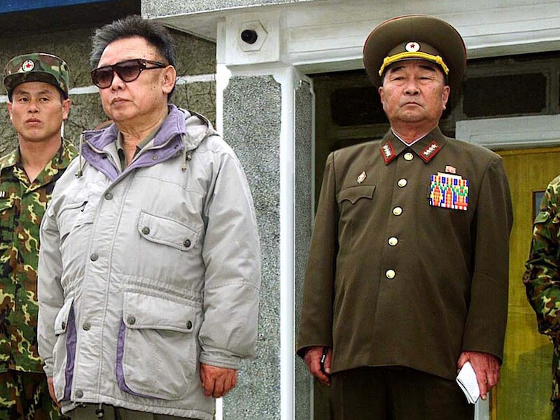 Kim Kyok-sik (R)