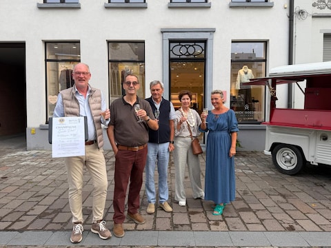 De Lions Club is voor een eerste maal aanwezig op de Beverse Feesten met een champagnebar