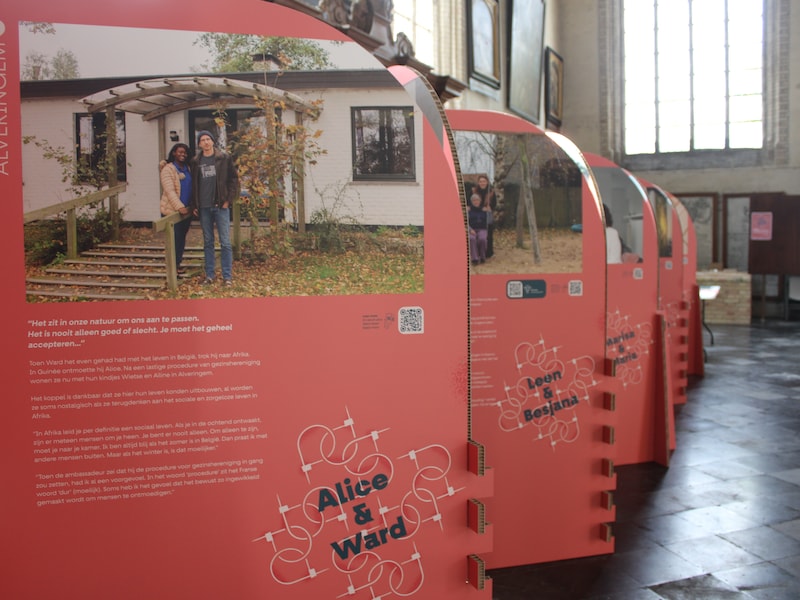 Het verhaal van Ward uit België en Alice uit Guinee die nu met hun twee kindjes in Alveringem wonen, is een van de verhalen uit de tentoonstelling.