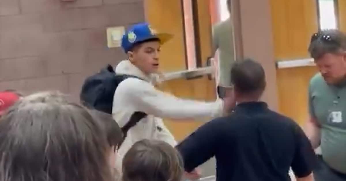 KIJK. Beveiligingsagent smakt student tegen de grond nadat die leerkracht een slag geeft