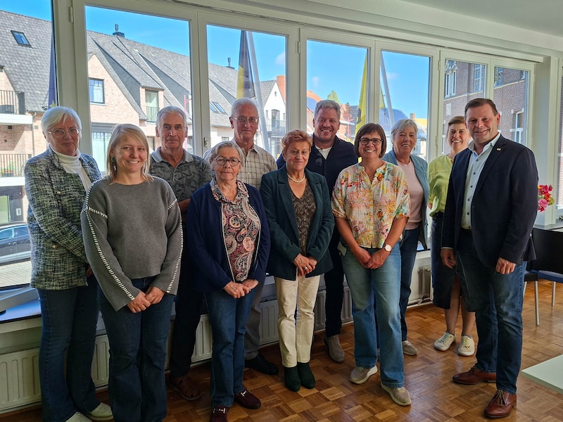 We zien de vrijwilligers van de Stertelefoon samen met  schepenen Tom Braet, Greet De Roo, Linda Wyckstandt, burgemeester Lieven Huys, publiekswerker Griet Deroo en diensthoofd Individuele Hulp- en Dienstverlening Nele De Leersnyder