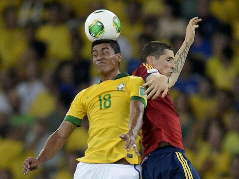 Paulinho in duel met de Spanjaard Fernando Torres tijdens de Confederations Cup-finale.
