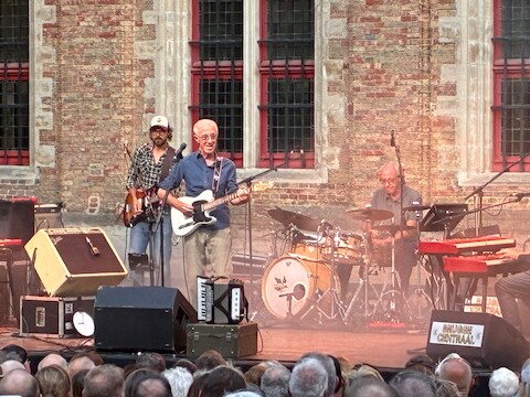 Raymond van het Groenewoud op de binnenkoer van Gruuthuse tijdens Brugge Centraal