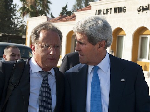 John Kerry (R) met speciaal gezant voor vrede in het Midden-Oosten van de VN Frank Lowenstein/