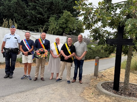 De bloemenhulde aan het herdenkingskruis in de Lindestraat dat in 2014, exact 100 jaar na het uitbreken van WO I, samen met een nieuwe lindeboom geplaatst. 