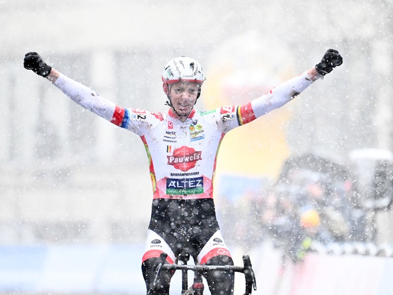 Michael Vanthourenhout wint slotmanche in de sneeuw, Alvarado triomfeert ondanks lekke band
