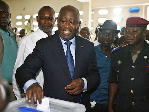 President Laurent Gbagbo brengt zijn stem uit.