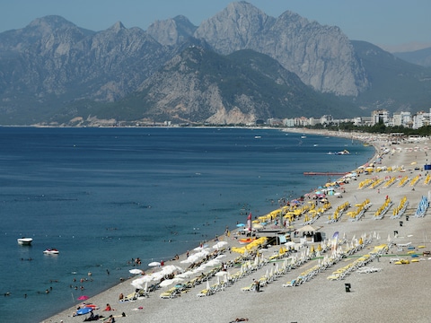 Het strand van Antalya kende al drukkere tijden.