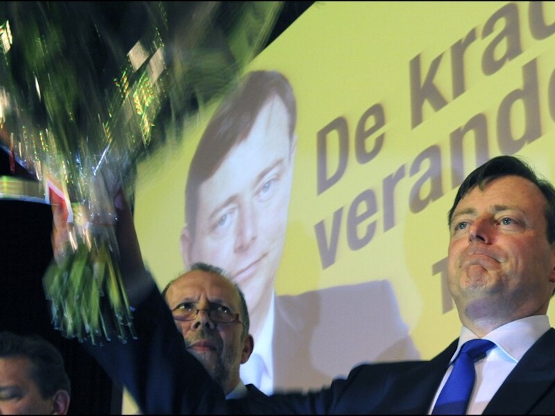 De N-VA van Bart De Wever gaat vooruit in vergelijking met de peiling van februari.