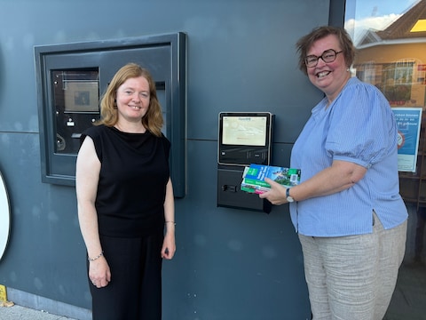 Bibliothecaris Annelies De Vos en schepen Ann Vandenbussche tonen het Openbib-systeem. 