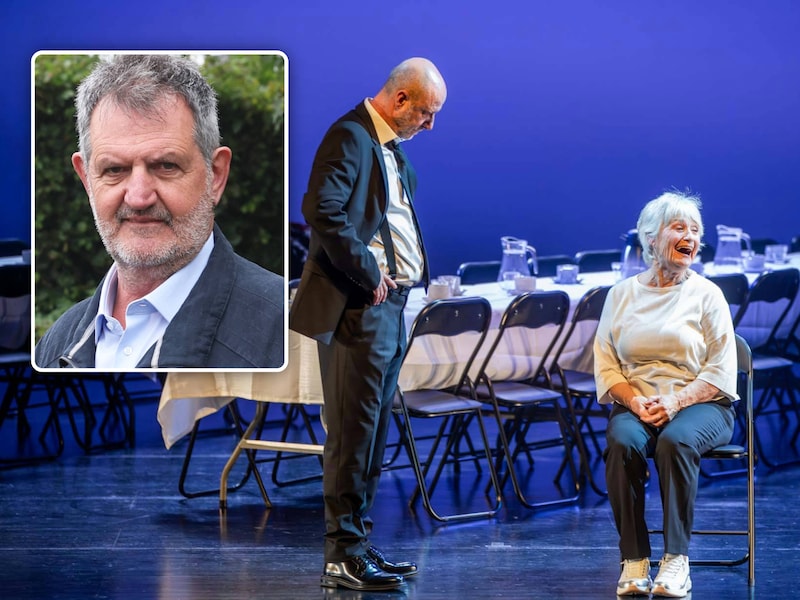 In de theatervoorstelling wil een dementerende moeder, gespeeld door Danni Heylen euthanasie. Haar zoon, gespeeld door Hans Van Cauwenberghe is daar tegen., Inzet: Patrick Van Gompel.
