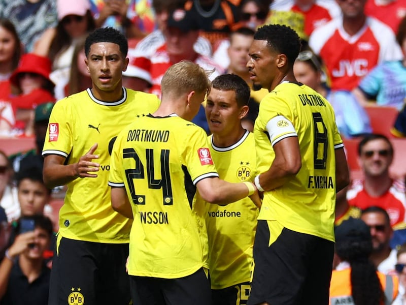 Binnenkomer door de grote poort: Kos Karetsas scoort bij debuut voor Dortmund knappe goal tegen Arsenal