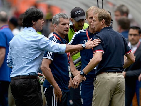 Löw feliciteert Klinsmann.
