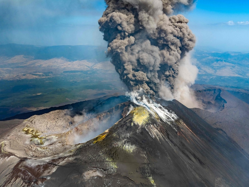 De uitbarsting van de Etna vanuit de lucht gefotografeerd. 