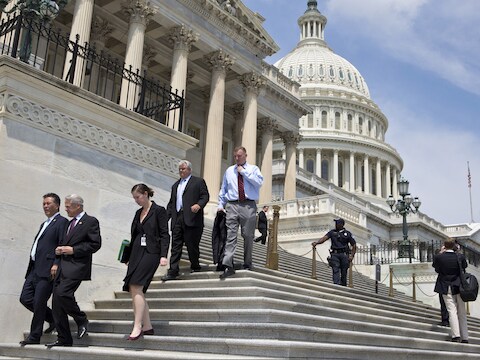 Amerikaanse congresleden verlaten Capitol Hill.