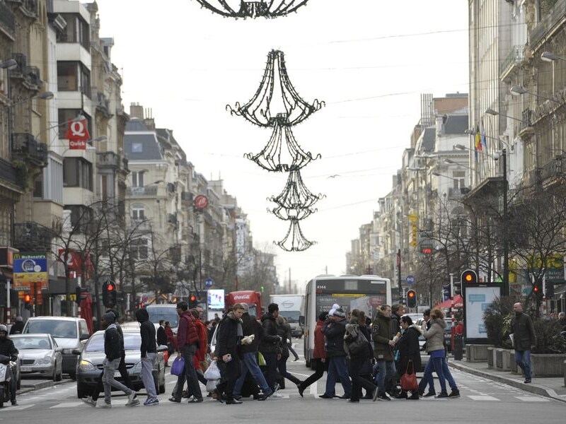 Voetgangers op de Brusselse Anspachlaan, vandaag op de eerste dag van de solden.