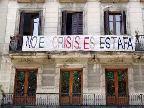 "Geen crisis maar fraude" staat te lezen op een spandoek in het centrum van Barcelona.