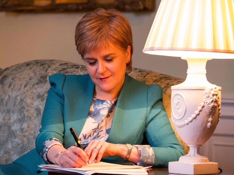 Nicola Sturgeon schrijft een brief naar Theresa May waarin ze de Britse premier om een tweede referendum over de onafhankelijkheid van Schotland vraagt.