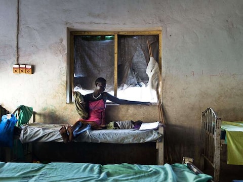 Een moeder waakt bij haar door malaria getroffen baby in Zuid-Soedan.