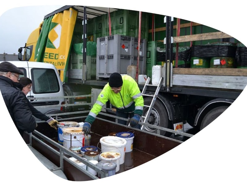 De inzameling van klein gevaarlijk afval.