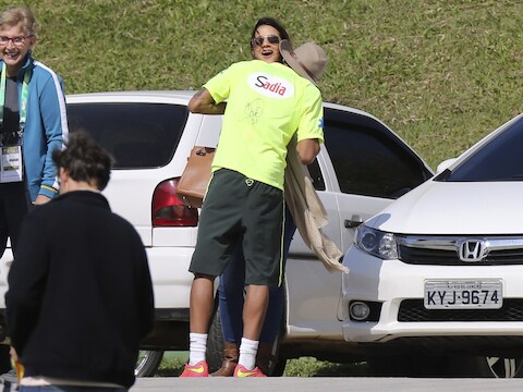 Neymar kust de nek van zijn WAG Bruna Marquezine