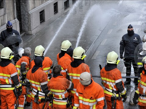 De brandweerlui protesteren tegen de pensioenhervorming.