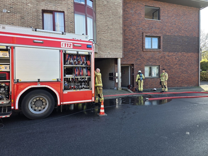 Op de Opwijkse Steenweg in Moorsel brak brand uit in een appartement. 