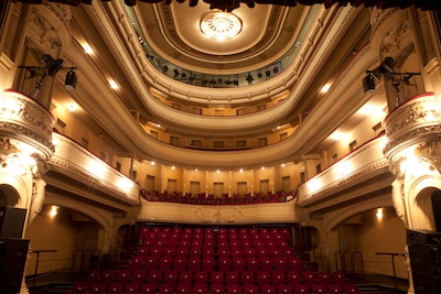 Theater zet moeder met baby buiten na klachten van