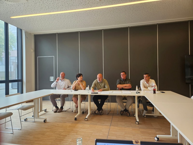 Burgemeester Kurt Grymonprez en enkele leden van het schepencollege.