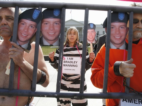 Actievoerders betuigen hun steun voor Manning aan het Witte Huis.