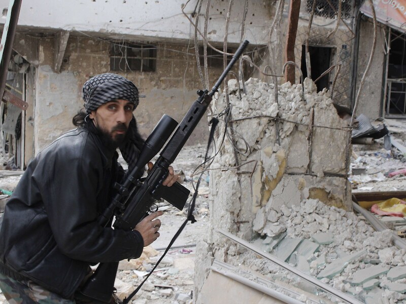Een strijder van het Free Syrian Army met een Belgisch FAL-geweer in Aleppo.
