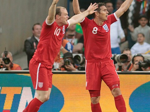 Wayne Rooney en Frank Lampard reageren op het afkeuren van het doelpunt tijdens de WK-match van Engeland tegen Duitsland tijdens het WK 2010. Ook wanneer Engeland won, bleek het aantal gevallen van huiselijk geweld toe te nemen.