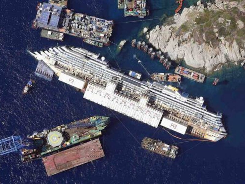 De Costa Concordia op zijn zijkant in augustus 2013.