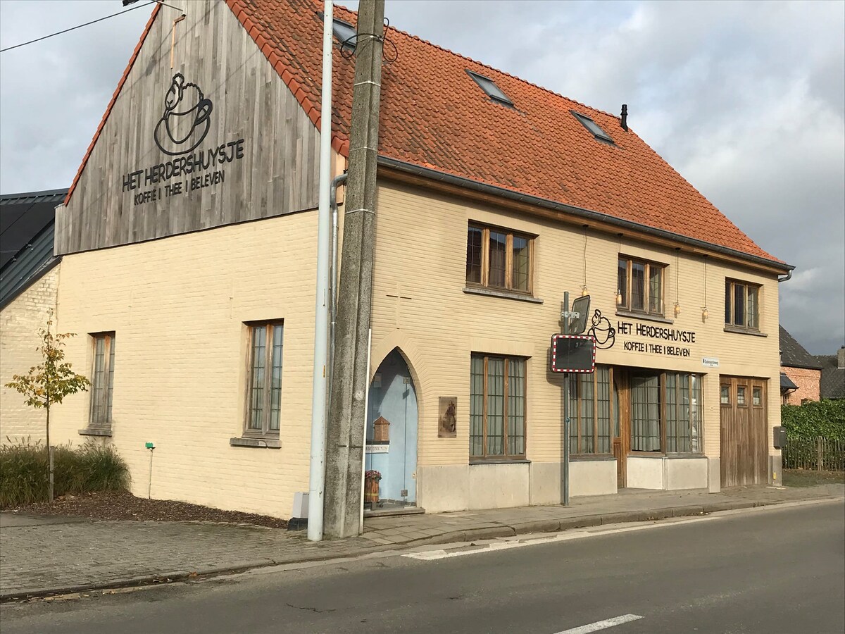 Het Herdershuysje in de vroegere snoepwinkel van Wortegem.