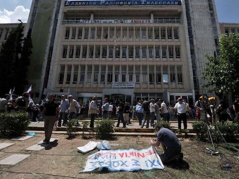 Protestactie voor het hoofdkwartier van de openbare omroep ERT in Athene.