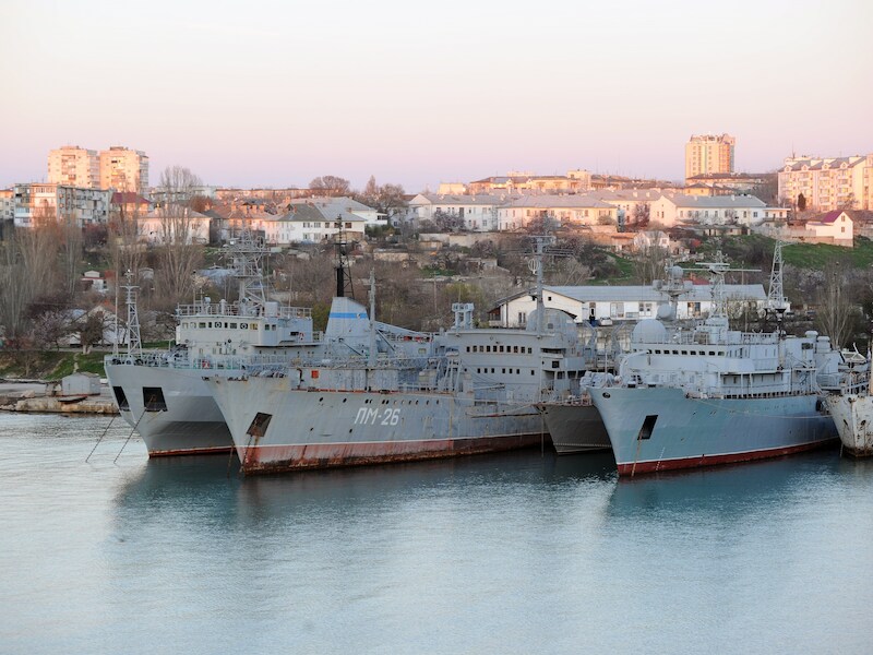 Rusland stuurt ook een vliegdekschip met helikopters naar Sebastopol.
