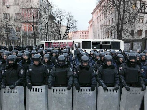 Oproerpolitie blokkeert het presidentieel kantoor in Kiëv.