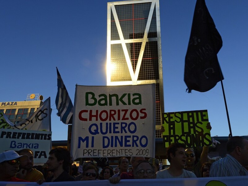 Afgelopen zaterdag was er nog protest voor het hoofdkwartier van Bankia in Madrid. "Bankia, dieven, ik wil mijn geld terug" luidt de boodschap.