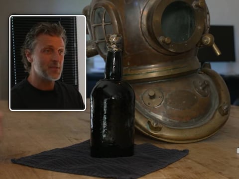 Sportduiker Stefan uit Bornem (inzet) vond wel een heel bijzonder object op de zeebodem: een flesje Guinness uit 1864.