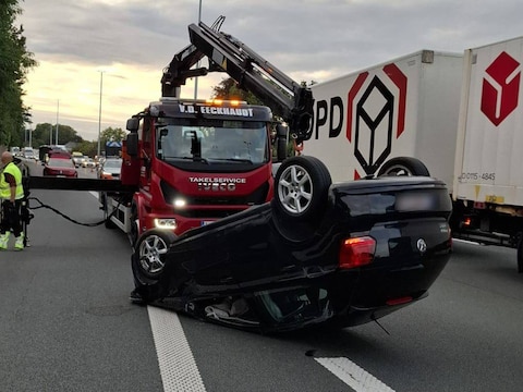 De wagen kwam op zijn dak tot stilstand na een aanrijding op de E40 in Aalst.
