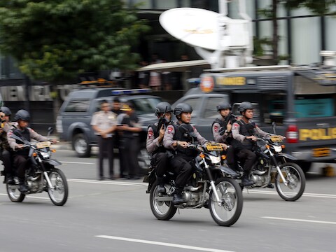 Indonesische veiligheidsdiensten patrouilleren in Jakarta nadat de stad werd opgeschrikt door verschillende explosies.