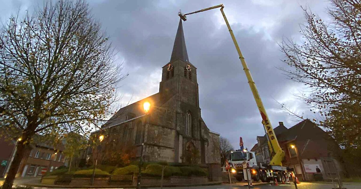 Kruis en haan van Oordegemse Sint-Martinuskerk om veiligheidsredenen van toren gehaald