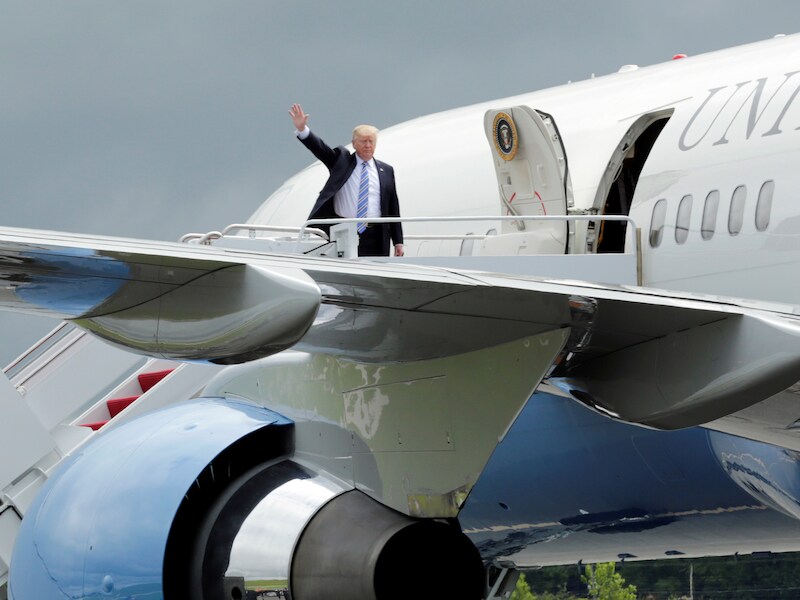 Donald Trump wordt rondgevlogen in de Air Force One, een aangepaste versie van de Boeing 747-200.
