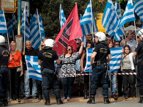 Aanhangers van Gouden Dageraad betuigen hun steun voor de gearresteerde partijleider Nicholaos Michaloliakos, voor het gerechtsgebouw in Athene.