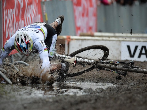 Koploper Sven Nys smakte zwaar in het slijk aan de balken.