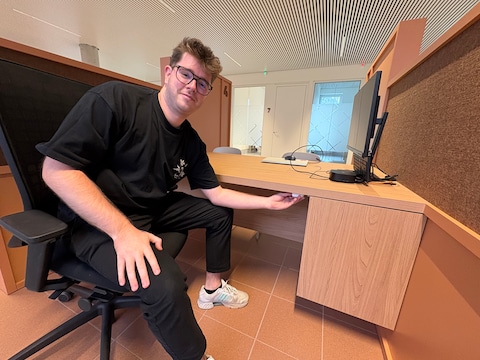 Onthaalmedewerker Jordi Peeters aan de noodknop.
