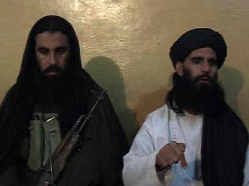 Leden van Tehreek-e-Taliban kondigen op een persconferentie de nieuwe leider Fazlullah aan.
