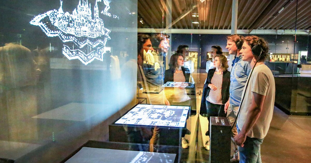 Lichtkunstenaar wekt damast tot leven in museum Texture | Kortrijk | HLN.be
