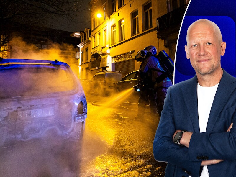 De brandweer werd op oudejaarsnacht enkele keren zelf aangevallen tijdens interventies. Hier moesten ze tussenkomen bij een in brand gestoken wagen op het Lemmensplein in Anderlecht.
